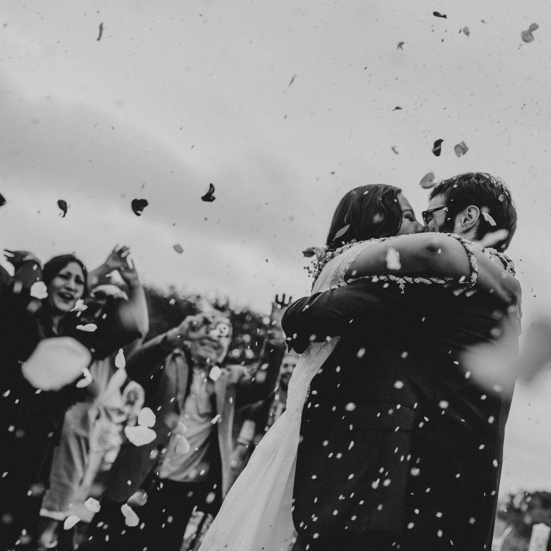 Le guide du parfait convive : Les Do’s & Don’ts pour briller à un mariage (sans voler la vedette)